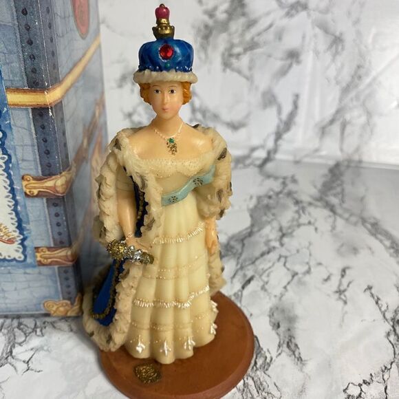 Olivia’s Collection #128430 “In Majestic Beauty” Queen Victoria Figurine - Picture 2 of 3